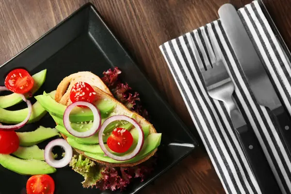 Placa con delicioso sándwich en la mesa, vista superior —  Fotos de Stock