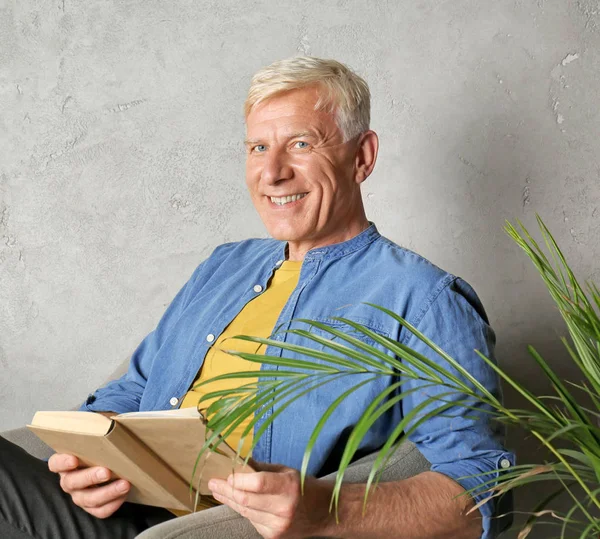 Привлекательный Взрослый Мужчина Читает Книгу Помещении — стоковое фото