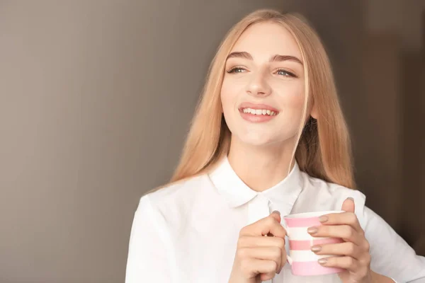 Lächelnde Frau Mit Tasse Kaffee Drinnen — Stockfoto