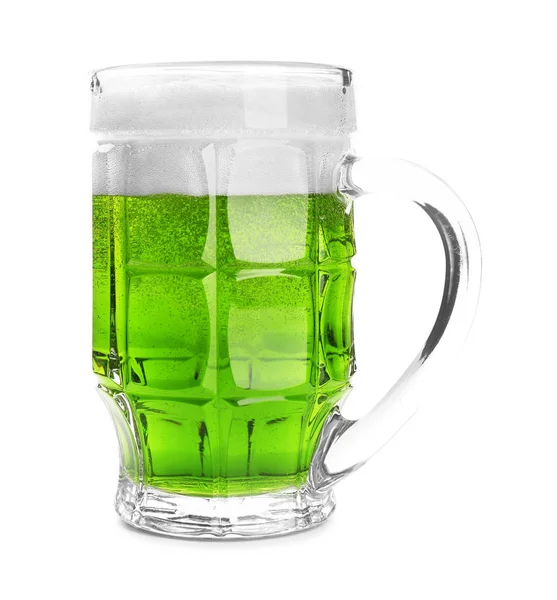 Segelas bir hijau dengan latar belakang putih. Perayaan hari St. Patrick — Stok Foto
