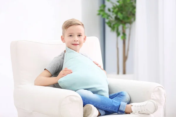 Χαριτωμένο αγόρι με μαλακό μαξιλάρι στο σπίτι — Φωτογραφία Αρχείου