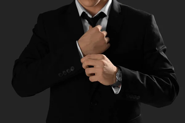 Handsome man in formal suit on grey background, closeup — Stock Photo, Image