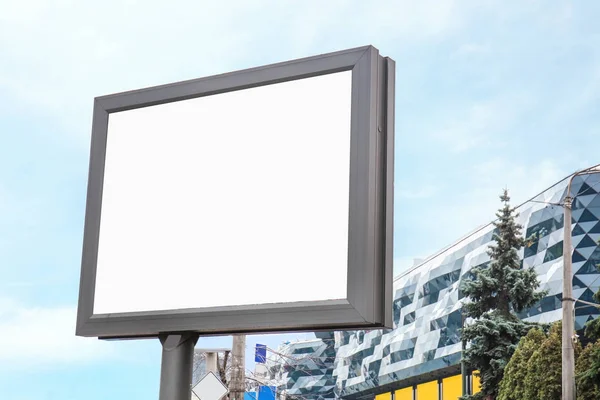 Tablero publicitario vacío en la calle de la ciudad —  Fotos de Stock