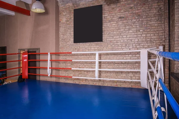 Vista do anel de boxe vazio no ginásio — Fotografia de Stock