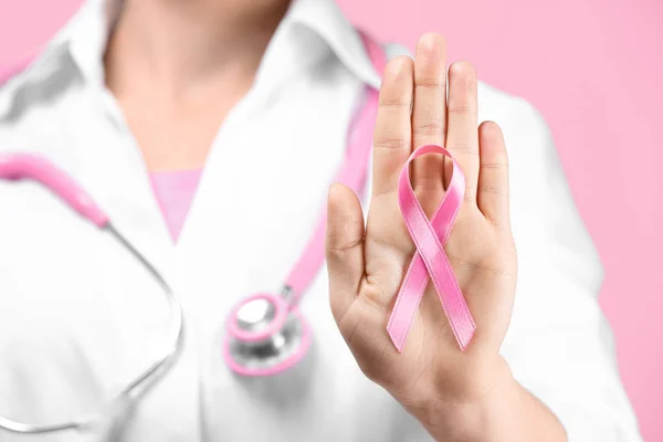 Ο γιατρός δείχνει ροζ κορδέλα, κινηματογράφηση σε πρώτο πλάνο. Έννοια συνειδητοποίηση καρκίνου του μαστού — Φωτογραφία Αρχείου