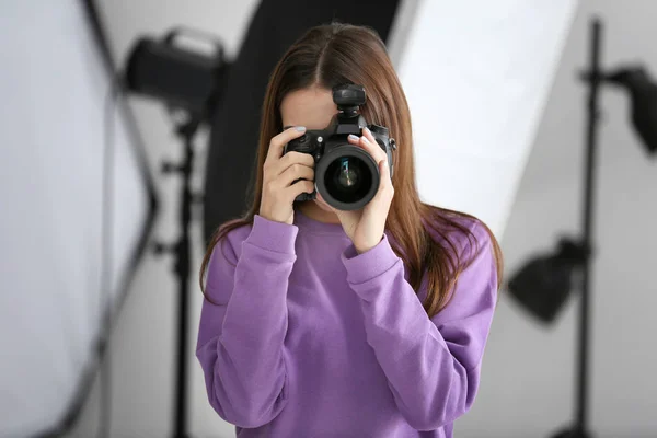 Schöne Junge Fotografin Beim Fotografieren Professionellen Studio — Stockfoto