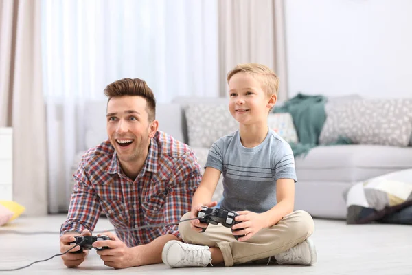 Schattige Kleine Jongen Met Vader Videogame Thuis Spelen — Stockfoto