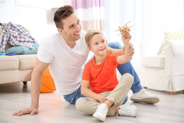 Leuke Jongen Zijn Vader Spelen Met Speelgoed Vliegtuig Thuis — Stockfoto