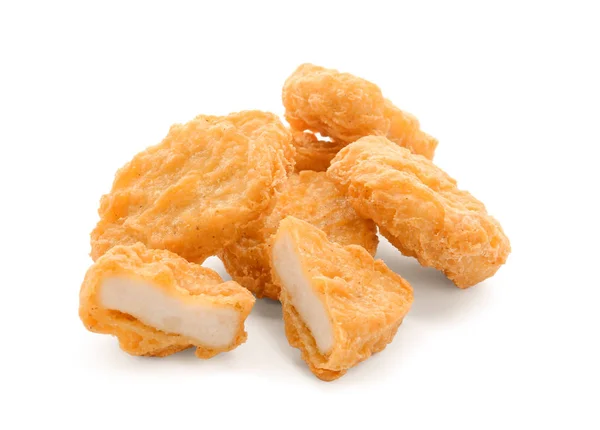 Sabrosas pepitas de pollo sobre fondo blanco —  Fotos de Stock