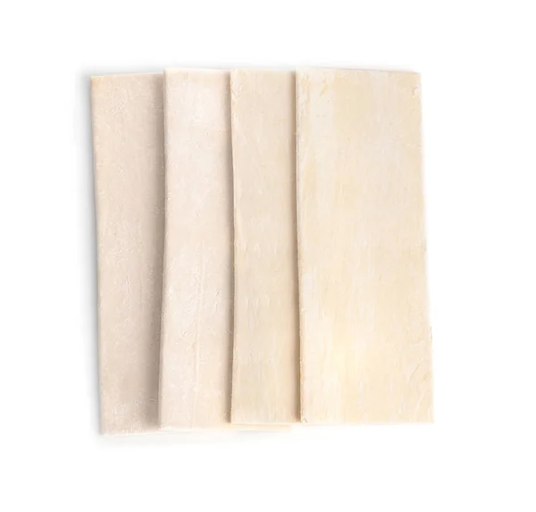 Сырое слоеное тесто на белом фоне — стоковое фото