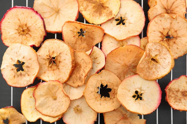 Tasty apple chips on cooling rack, closeup — Stock Photo, Image