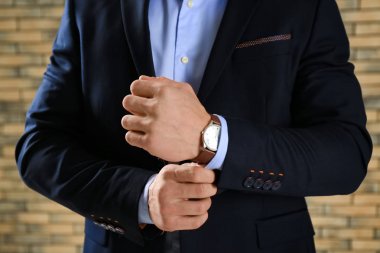 Resmi kıyafetli, tatlı yakışıklı adam