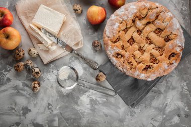 Masada lezzetli elmalı turta ile kompozisyon