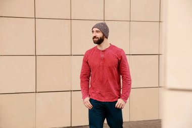 Genç hipster adam açık havada