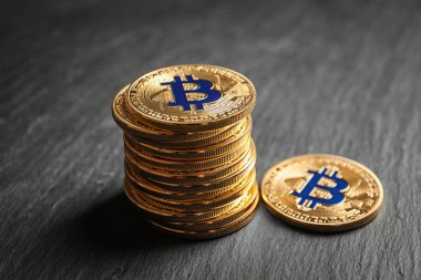 Gri zemin üzerine altın bitcoins
