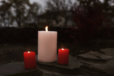 Yanan Mumlar taş, portre