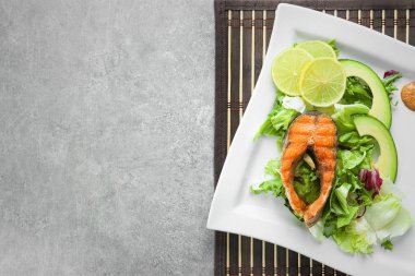 Lezzetli kızarmış alabalık salata ve sos plaka, üstten görünüm