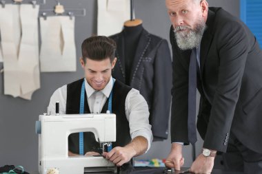 Atelier dikiş makinesi üzerinde çalışan terzi