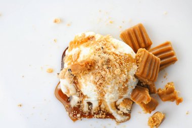 Karamel Sos ve şeker beyaz zemin üzerine dondurma topla