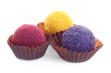 beyaz zemin üzerine çeşitli çikolatalar