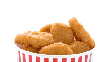 Kağıt bardak beyaz zemin üzerine lezzetli tavuk nuggets ile