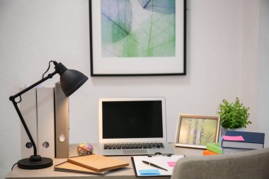 Resepsiyon evde laptop ile rahat çalışma alanı