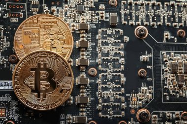 Devre kartında altın bitcoin