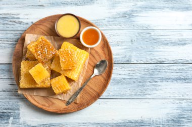 Lezzetli bal ve ahşap arka plan, üstten görünüm üzerinde taze peteğin ile plaka