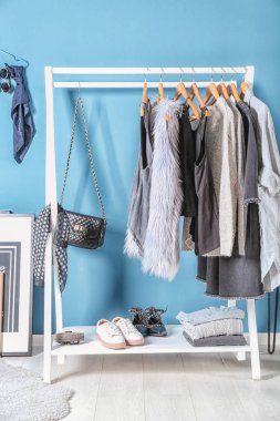 Raf soyunma odasında asılı giysi koleksiyonu