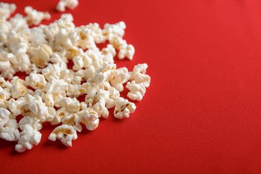 Kırmızı zemin üzerine lezzetli patlamış mısır