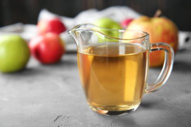 Masada elma sirkesi ile cam sürahi