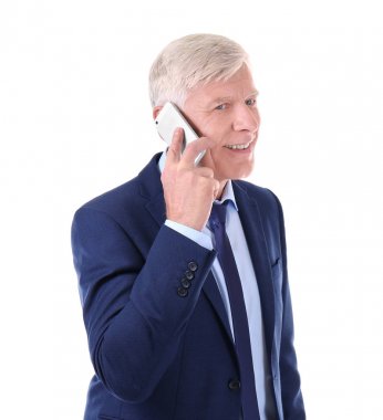 Beyaz arka plan telefonla konuşurken çekici olgun işadamı