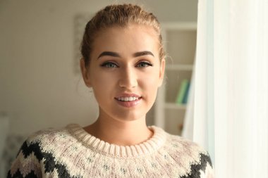 Evde güzel gülümseyen kadın portresi