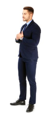 Beyaz arka plan üzerinde resmi kıyafetli yakışıklı adam