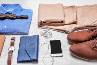 Hipster giysiler ahşap zemin üzerinde dizi