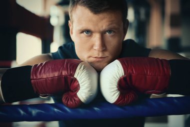 Genç adam boks ring, portre