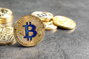Gri zemin üzerine altın bitcoins