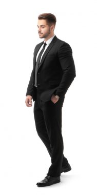 Beyaz arka plan üzerinde resmi kıyafetli yakışıklı adam