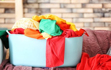 Kanepede kapalı renkli giysileri ile plastik Havzası