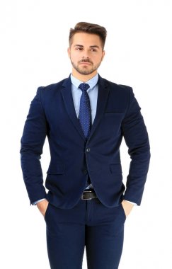 Beyaz arka plan üzerinde resmi kıyafetli yakışıklı adam