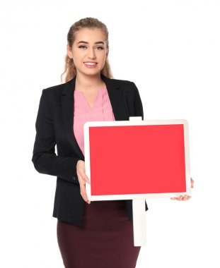 Beyaz arka planda pano ile güzel emlakçı