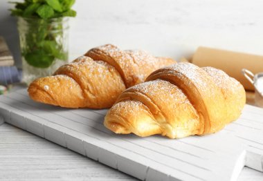 Tahta masada nefis taze kruvasanlar ile