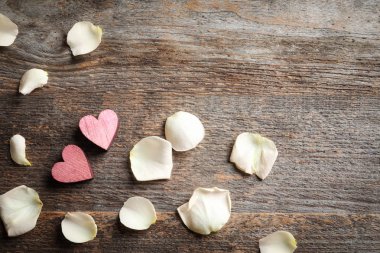 Pembe Kalpler ve ahşap zemin, üstten görünüm üzerine gül yaprakları ile kompozisyon