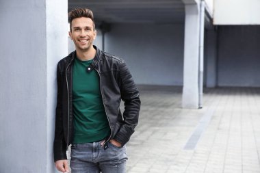 Genç hipster adam açık havada