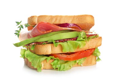 Beyaz arka planda lezzetli sandviç.