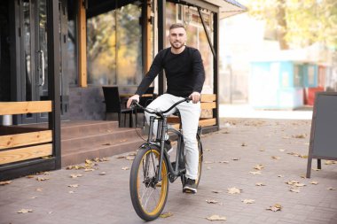 Yakışıklı genç hipster adam açık havada bisiklet ile