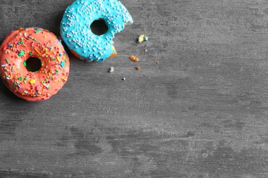 Gri arka plan üzerinde taze nefis renkli donut