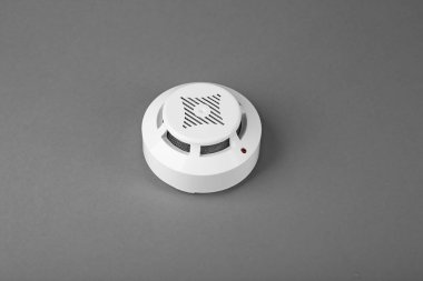 Gri arka plan üzerinde duman dedektörü