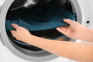 Genç kadının Çamaşırhane, closeup yapması