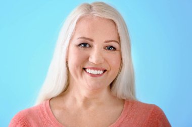 Renk arka plan üzerinde güzel Olgun kadın portresi